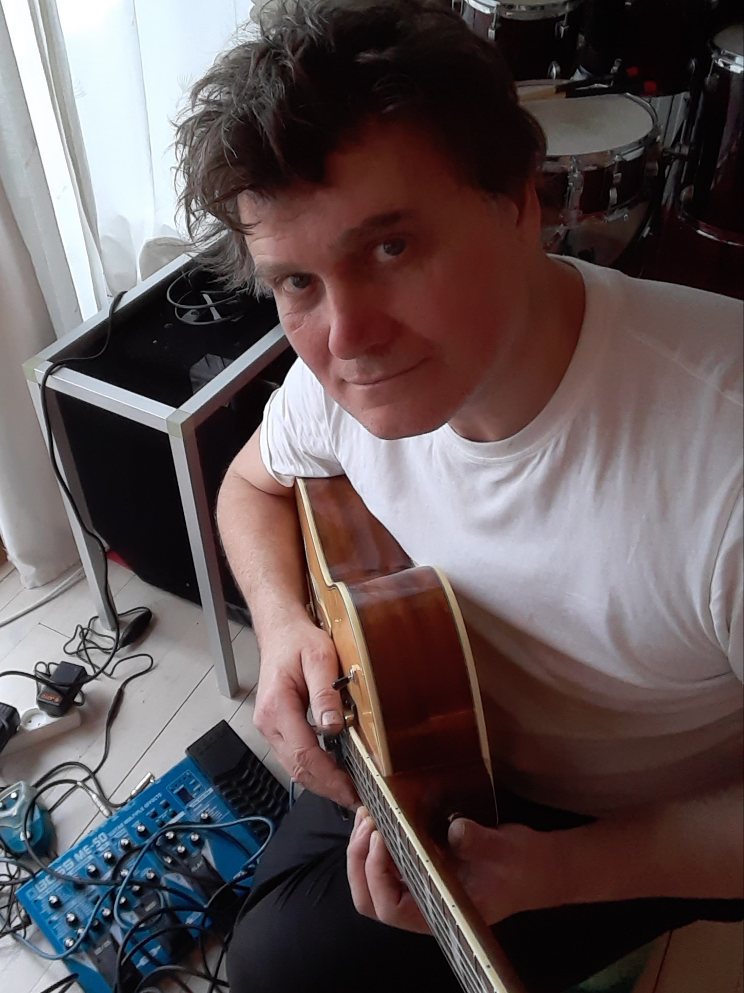 Picture of Dom Elias a.k.a. Dominik Elias Schlienger playing guitar